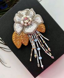 White flower brooch, flower brooch, brooch pin, beaded brooch, mothers day, gift for friend, handmade gifts, brooch,