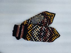 Women's hand-knitted wool mittens are very warm with a pattern