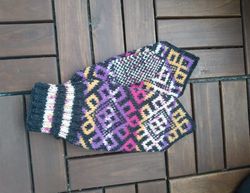 Women's hand-knitted wool mittens are very warm with a pattern