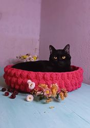 Cat bed crochet raspberry.