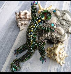 Handmade 3D beaded brooch emerald lizard, salamander brooch pin, herpetologist gift, reptile jewelry, reptile gift