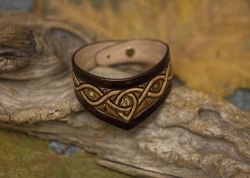 Brown bracelet for forest witch. Women's jewelry in forestcore style. Leather bracelet for woodland wedding.