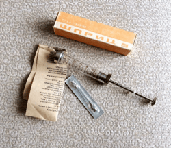 Glass hypodermic syringe 5 ml. Soviet vintage medical injector needle