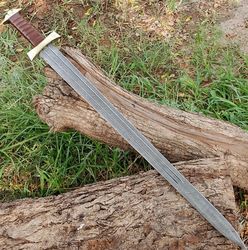 Damascus Steel Viking Warrior Sword - Hand Forged Collectible Replica Sharpened Steel Sword W
