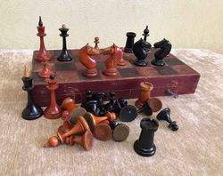 Red black Mordovian antique Russian chess set 1953, 70 years old wooden Soviet chess vintage 1950s