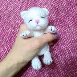 Realistic sleeping kitten, knitted kitten figurine, soft stuffed sleeping kitten, gift idea for the kitty lover