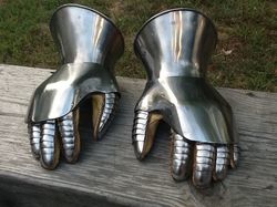Medieval Hourglass Gauntlets With Segmented Fingers For 14th Century Armor. Model