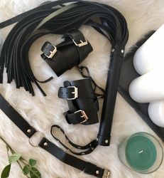 genuine leather set with flogger, handcuffs and collar, bdsm flogger, leather flogger, genuine leather flogger, bdsm set