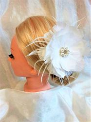 Wedding feather hair clip, White feather brooch, White Feather Fascinator, Bridal hair accessory, White Feather flower