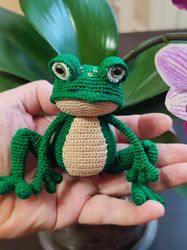 Froggy. Figurine crochet frog. Easy crochet froggy. Green frog. Amigurumi crocheted frog.