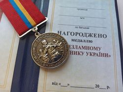 UKRAINIAN AWARD MEDAL "TO THE UNBREAKABLE DEFENDER OF UKRAINE" WITH DIPLOMA. GLORY TO UKRAINE