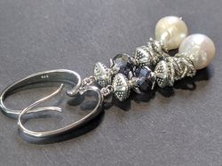 bohemian earring withe baroque pearls & purple crystal beads. modern pearl, Fittings hypoallergenic Rhodiumed. womens je