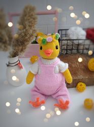 Chick knitting pattern. Stuffed knitted doll, animal toy pattern.
