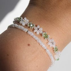 Daisy bracelet with green glass breads Floral bracelets set Flower jewelry Aesthetic green handmade jewels Gift for her