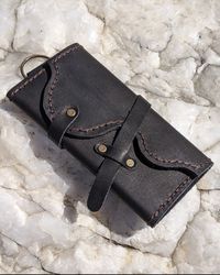 Leather key holder, handcrafted accessory