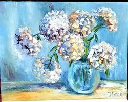 White flowers in a vase, impasto oil paints,