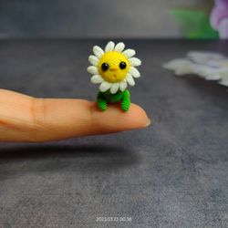 flower chamomile toy, cute flower souvenir, flower figurine, dollhouse miniature, mothers day, handmade, amigurumi.