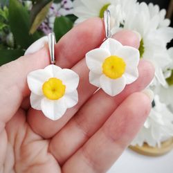 Daffodil earrings, white flower narcissus, handmade polymer clay, narcissus jewelry, yellow narcissus earrings