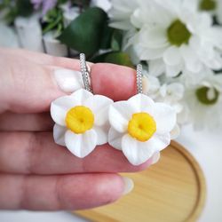 Daffodil earrings, white flower narcissus, handmade polymer clay, narcissus jewelry, yellow narcissus earrings