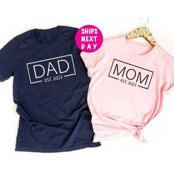 Dad Est. 2023 Shirt, Mom Est. 2023 Tee, Baby Announcement Tee, Dad Shirt, New Mom Shirt, Pregnant Gift, New Dad Shirt, G