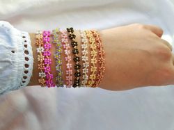 Dainty Daisy bracelet, Flower bracelet, Seed Beaded Floral Daisy bracelet, Daisy chain bracelet, daughter's gift.