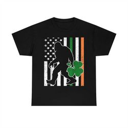 Funny St Patricks Day Bigfoot American Flag Irish Gift Mens T-Shirt