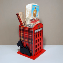 A set of wood in British design . Holder stylized as a red telephone booth . Combs with a pattern of England .