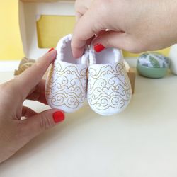 Newborn Shoes for PHOTOSESSIONS HOLIDAYS Baby White Slippers Booties with Gold Embroidery Baby Shower Christening Gift