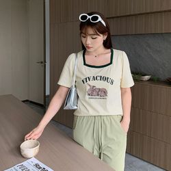 Lively and cute rabbit T-shirt