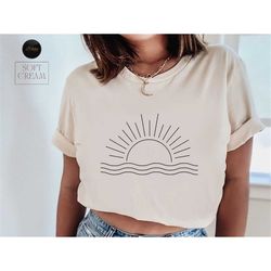 Retro Ocean Sun Tee, Nature Graphic Tshirt, Womens Summer Tee, Sunrise Shirt For Women, Beach Shirts, Sunset Sweatshirt,