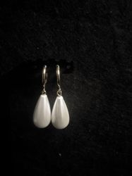 White drop pearl silver clip on earrings. Minimal teardrop not piercing earrings. Freshwater natural pearl earrings.