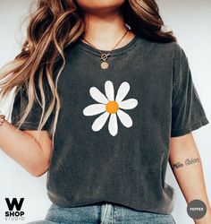 Retro Floral Daisy Tshirt, Wildflowers Shirt, Boho Hippie T-shirt, Flower Shirt, Oversized Women, Ladies Shirts, Best Fr