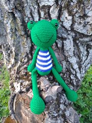crochet frog. crocheted frog as a gift