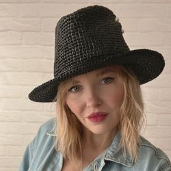 knitted hat in raffia(black)