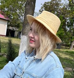 knitted summer hat for women in raffia