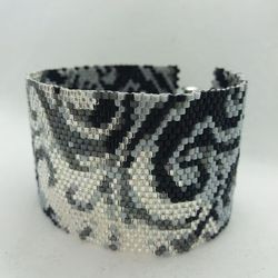 BlossomBeads: Exquisite Handcrafted Beaded Bracelets for Elegance and Style