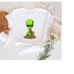 Funny Alien Eating Pizza Shirt,Trending Now Unisex Alien T-Shirt,Pizza Lover Gift,Pizza Fan Party Shirt,Alien Graphic Te