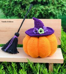 Witch hat and broom keychain digital crochet pattern