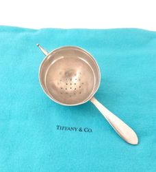 TIFFANY & CO FANEUIL tea strainer infuser in sterling silver 925 over cup Long cm 14 Wide cm5.5 silverware cutlery No en