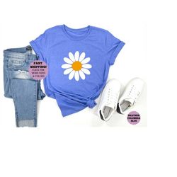 simple daisy graphic tee, simple floral graphic tee, floral graphic tee, floral shirt, summer shirt, spring shirt, trend