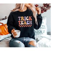 Halloween Teacher Sweatshirt,Spooky Teacher Gift,Trick Or Teach Shirt,Retro Teacher Sweatshirt,Fall Teacher Sweatshirt,B