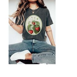 Cottagecore Strawberry Shirt, Boho Comfort Colors TShirt, Trendy Botanical Strawberries T-Shirt, Pressed Flower Tee, Vin