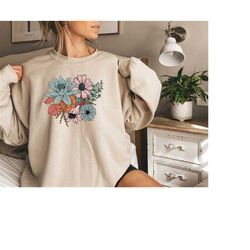 Wildflower sweatshirt, pastel botanical shirt, vintage flower shirt,flower shirt,watercolor floral sweat,boho cottagecor