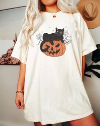 Black Cat on Pumpkin Comfort Colorsr shirt, Black Cat t-shirt, Halloween Black Cat Design, Fall Shirt, halloween sweatsh