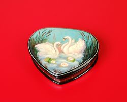 Swans heart-shaped lacquer box wedding gift