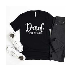 dad est 2023 shirt, new dad shirt, first dad gift, fathers day gifts, pregnancy announcement to husband, annonce grossesse papa