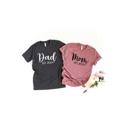Mom Est 2023 Shirt, Dad Est 2023 Shirt, Gift for Mom, Mom Shirt, Dad Shirt, Pregnancy Announcement, Baby Reveal, Family Matching
