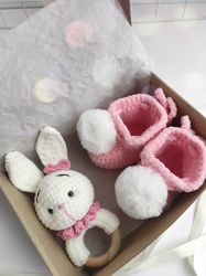 Knitted toy rattle and booties, toy rattle, knitting booties, banny rattle, rattle toys, bunny, booties