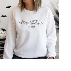 Custom Mrs Sweatshirt & Hoodie, Bride Sweatshirt, Mrs Last Name Sweatshirt, Bride Personalized Hoodie, Wifey Hoodie, Mrs
