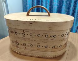 Oval baking box made of birch bark with a round ornament